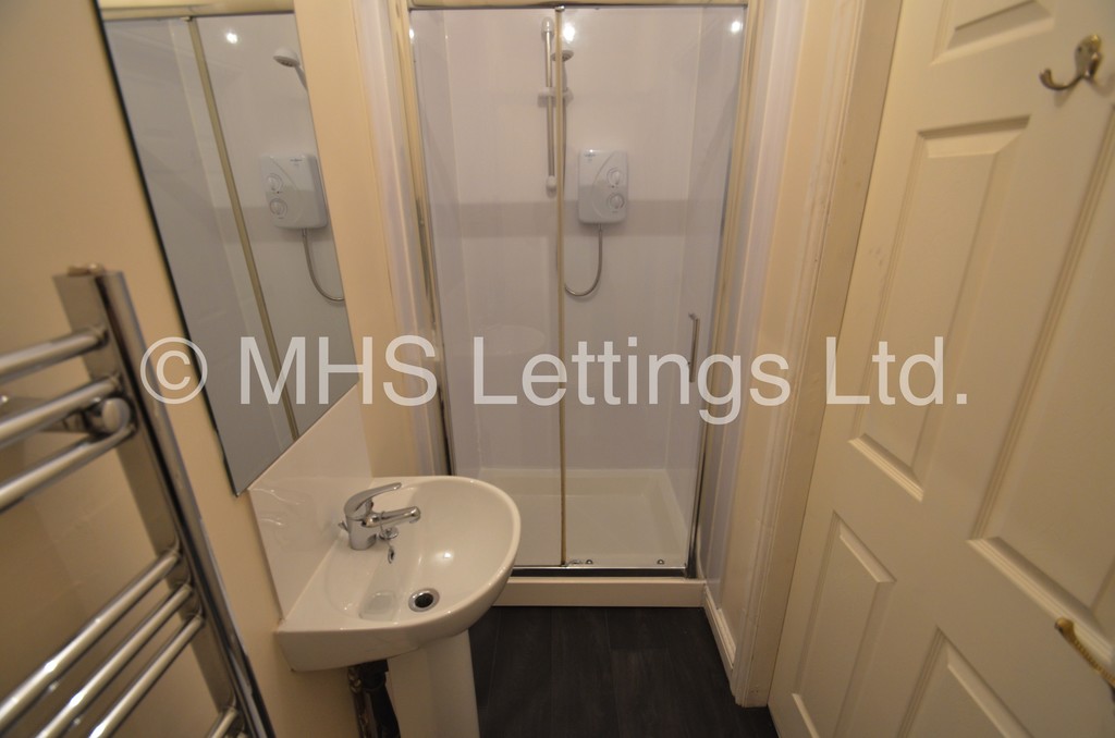 Photo of 8 Bedroom Mid Terraced House in 16 Hanover Square, Leeds, LS3 1AP