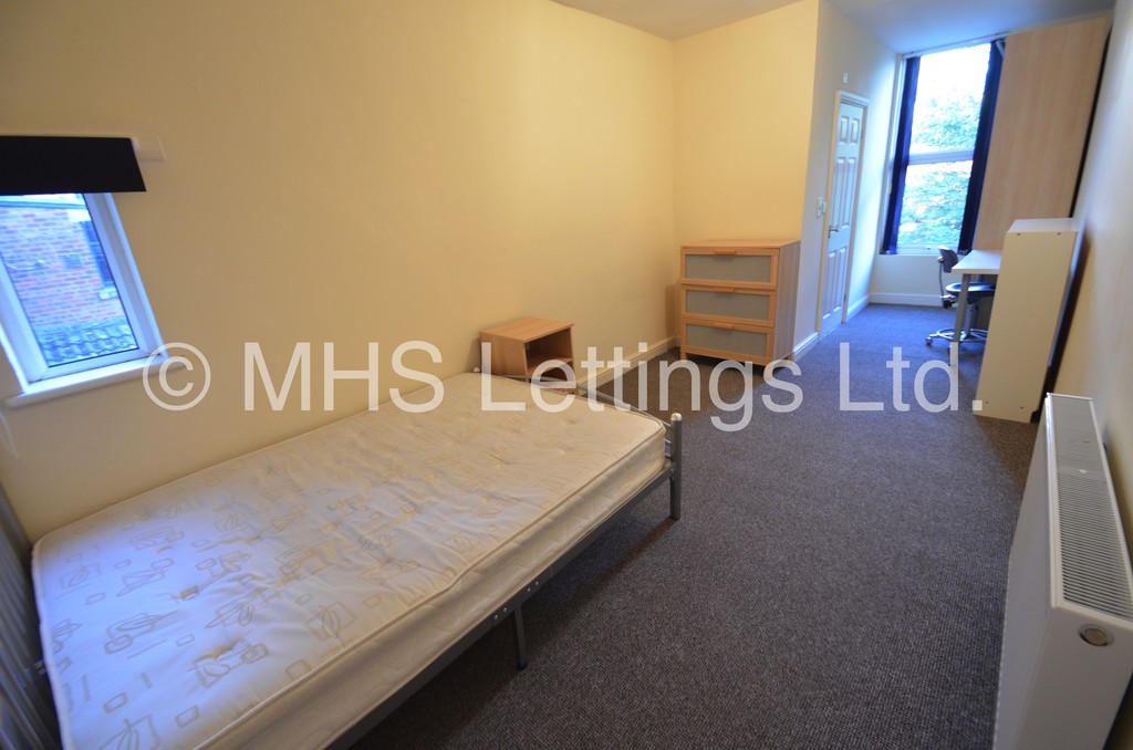 Photo of 8 Bedroom Mid Terraced House in 16 Hanover Square, Leeds, LS3 1AP