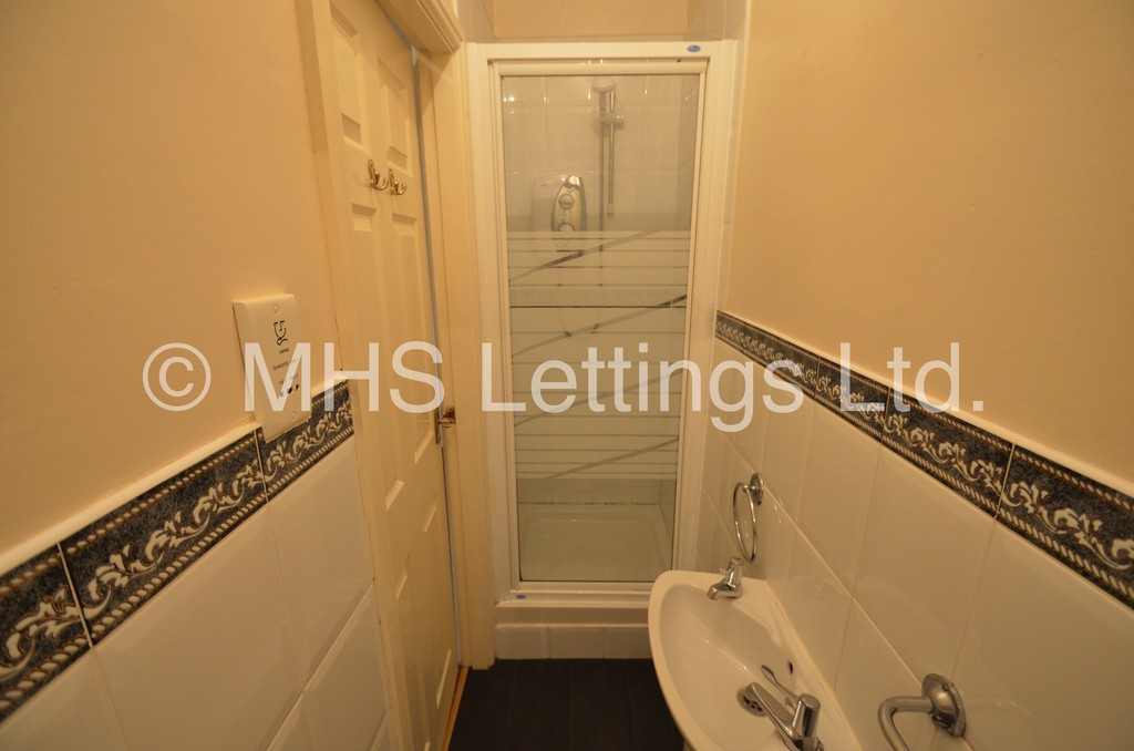 Photo of 8 Bedroom Mid Terraced House in 16 Hanover Square, Leeds, LS3 1AP
