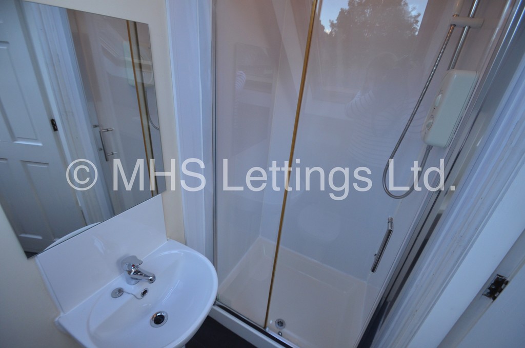 Photo of 8 Bedroom Mid Terraced House in 16 Hanover Square, Leeds, LS3 1AP