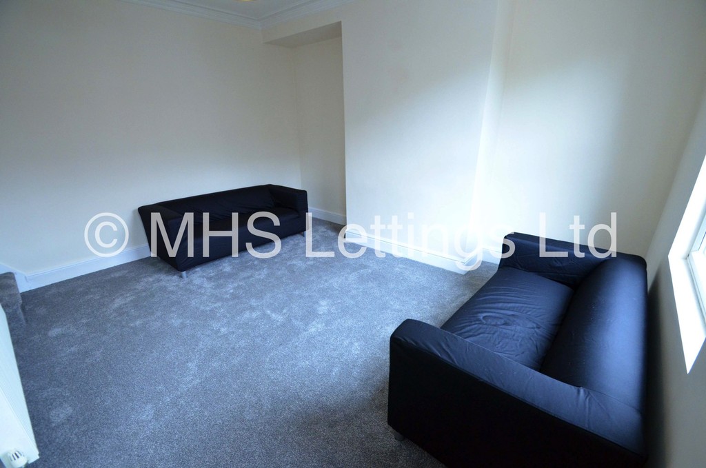 Photo of 1 Bedroom Mid Terraced House in Double Room, 66 Woodside Avenue, Leeds, LS4 2QX
