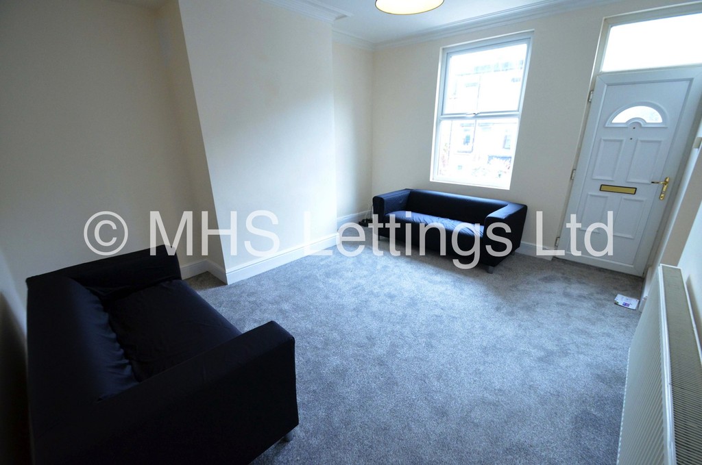 Photo of 1 Bedroom Mid Terraced House in Double Room, 66 Woodside Avenue, Leeds, LS4 2QX