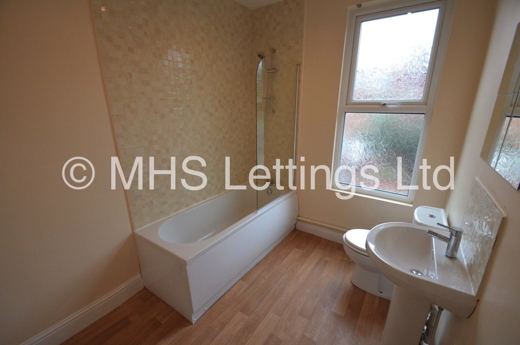 Photo of 1 Bedroom Mid Terraced House in Double Room, 66 Woodside Avenue, Leeds, LS4 2QX