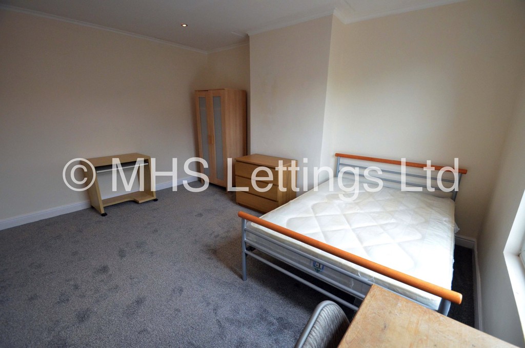Photo of 1 Bedroom Mid Terraced House in Double Room, 66 Woodside Avenue, Leeds, LS4 2QX