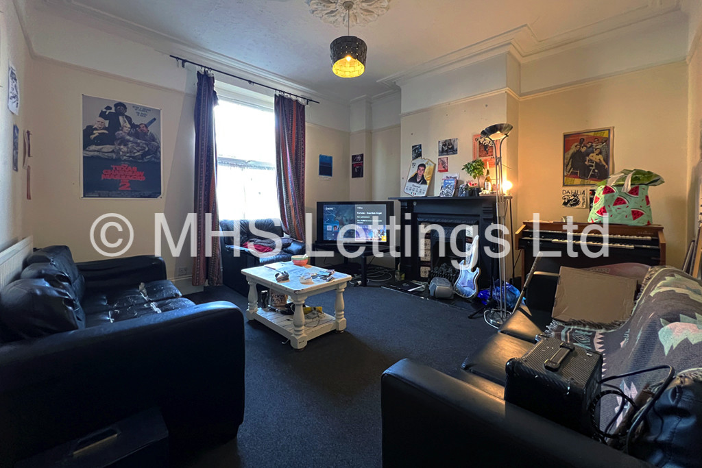 Photo of 5 Bedroom Mid Terraced House in 9 Victoria Road, Leeds, LS6 1AS
