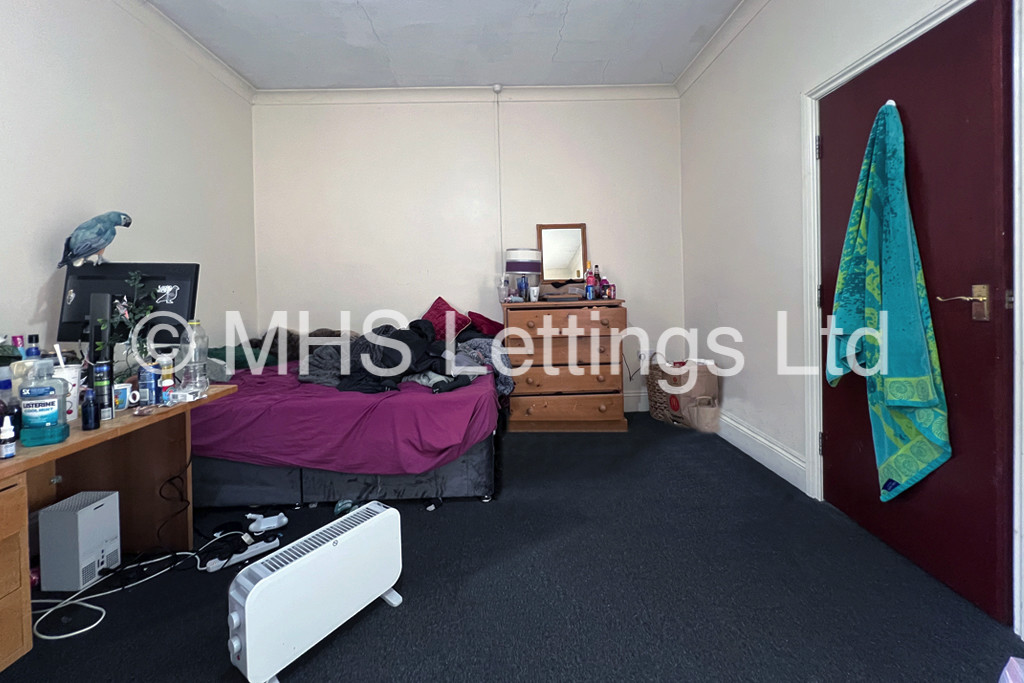 Photo of 5 Bedroom Mid Terraced House in 9 Victoria Road, Leeds, LS6 1AS