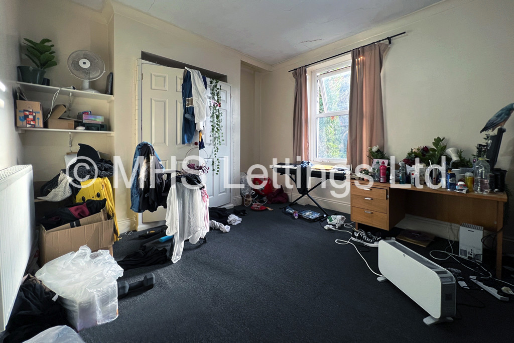 Photo of 5 Bedroom Mid Terraced House in 9 Victoria Road, Leeds, LS6 1AS