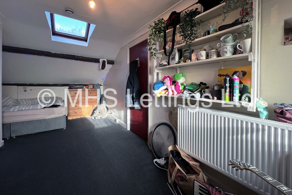 Photo of 5 Bedroom Mid Terraced House in 9 Victoria Road, Leeds, LS6 1AS