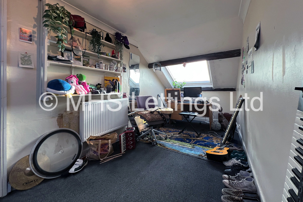 Photo of 5 Bedroom Mid Terraced House in 9 Victoria Road, Leeds, LS6 1AS