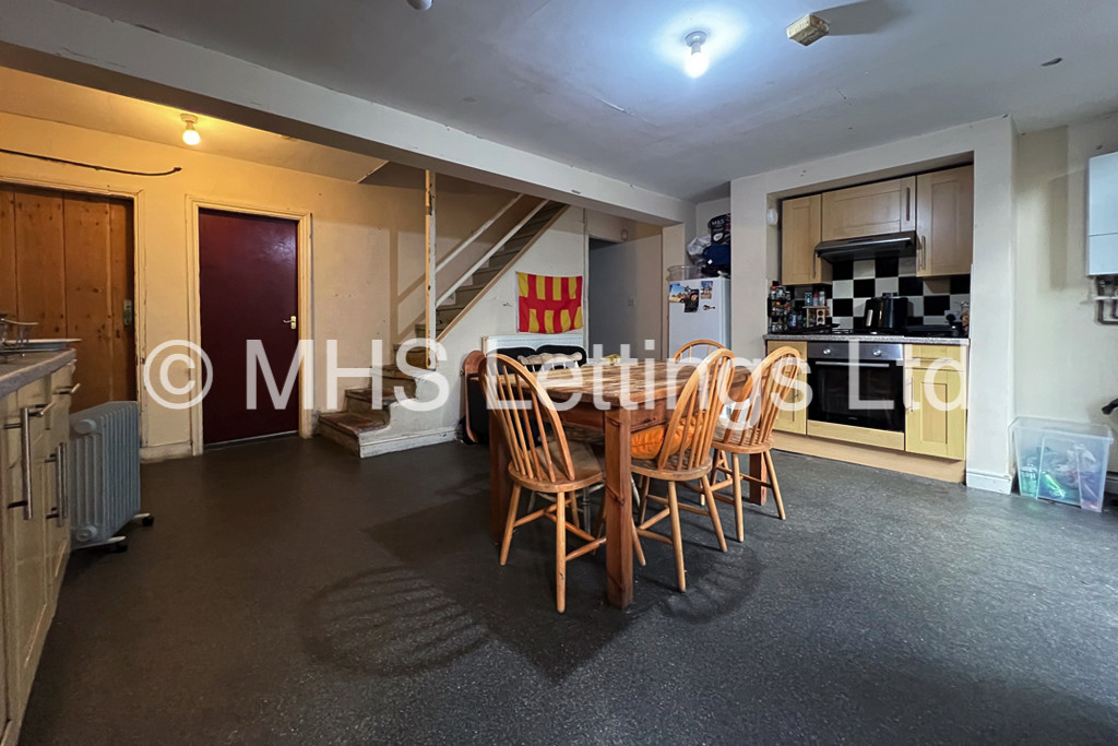 Photo of 5 Bedroom Mid Terraced House in 9 Victoria Road, Leeds, LS6 1AS