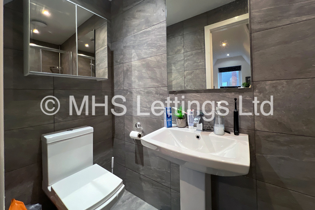 Photo of 2 Bedroom Mid Terraced House in 3 Meadow View, Leeds, LS6 1JQ