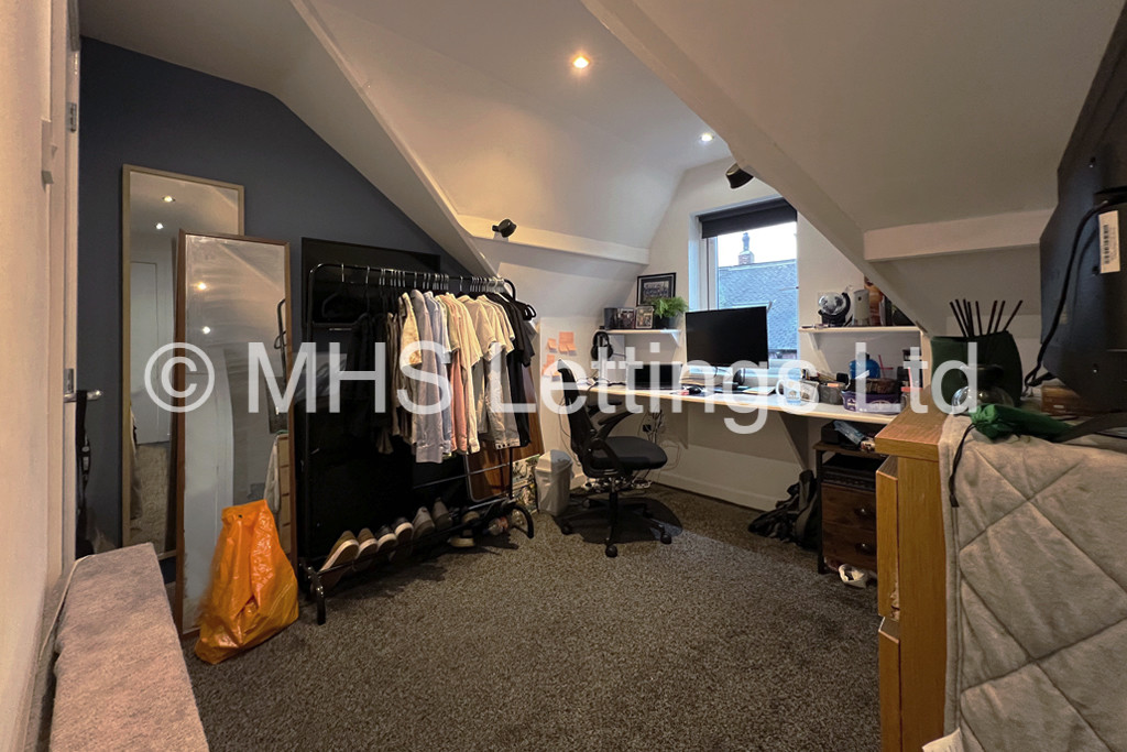 Photo of 2 Bedroom Mid Terraced House in 3 Meadow View, Leeds, LS6 1JQ