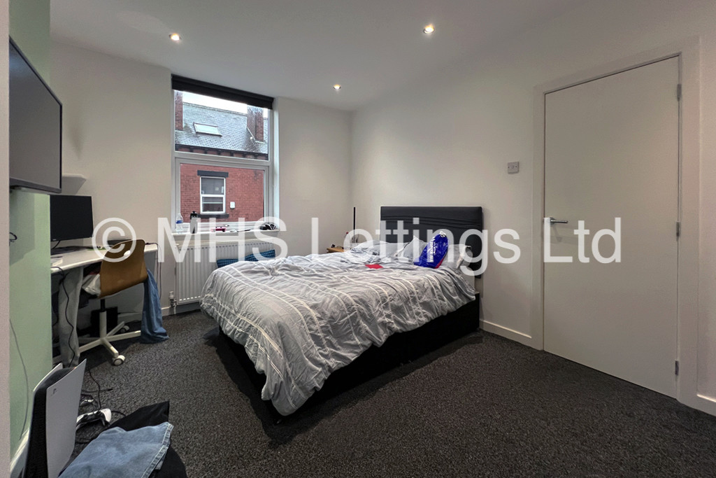 Photo of 2 Bedroom Mid Terraced House in 3 Meadow View, Leeds, LS6 1JQ