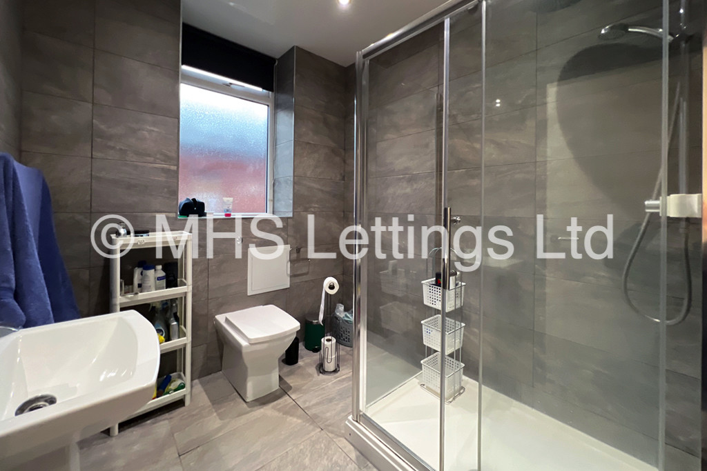 Photo of 2 Bedroom Mid Terraced House in 3 Meadow View, Leeds, LS6 1JQ