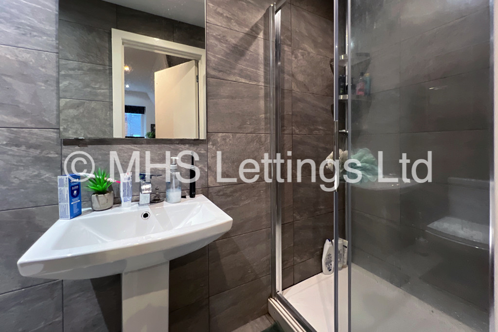 Photo of 2 Bedroom Mid Terraced House in 3 Meadow View, Leeds, LS6 1JQ