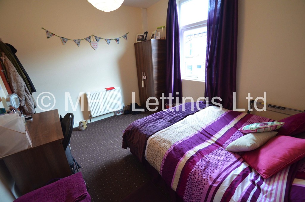 Photo of 4 Bedroom Mid Terraced House in 18 Ashville Avenue, Leeds, LS6 1LX