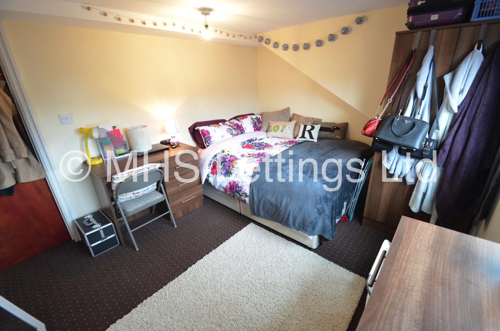 Photo of 4 Bedroom Mid Terraced House in 18 Ashville Avenue, Leeds, LS6 1LX