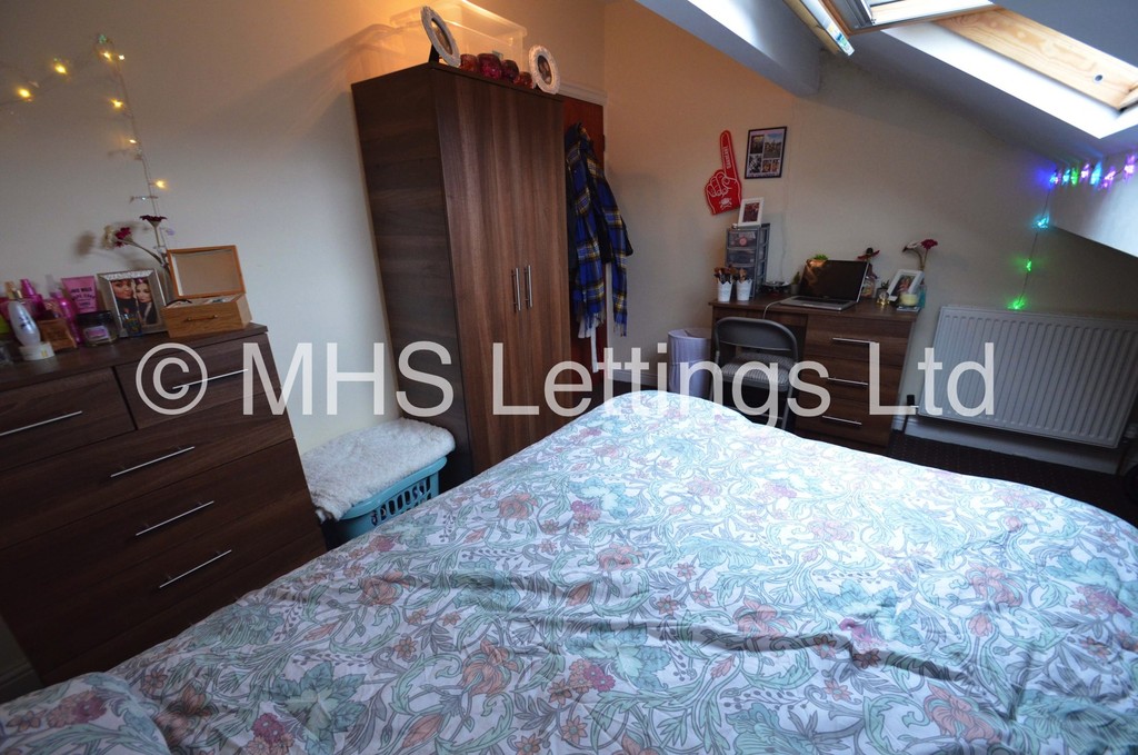 Photo of 4 Bedroom Mid Terraced House in 18 Ashville Avenue, Leeds, LS6 1LX