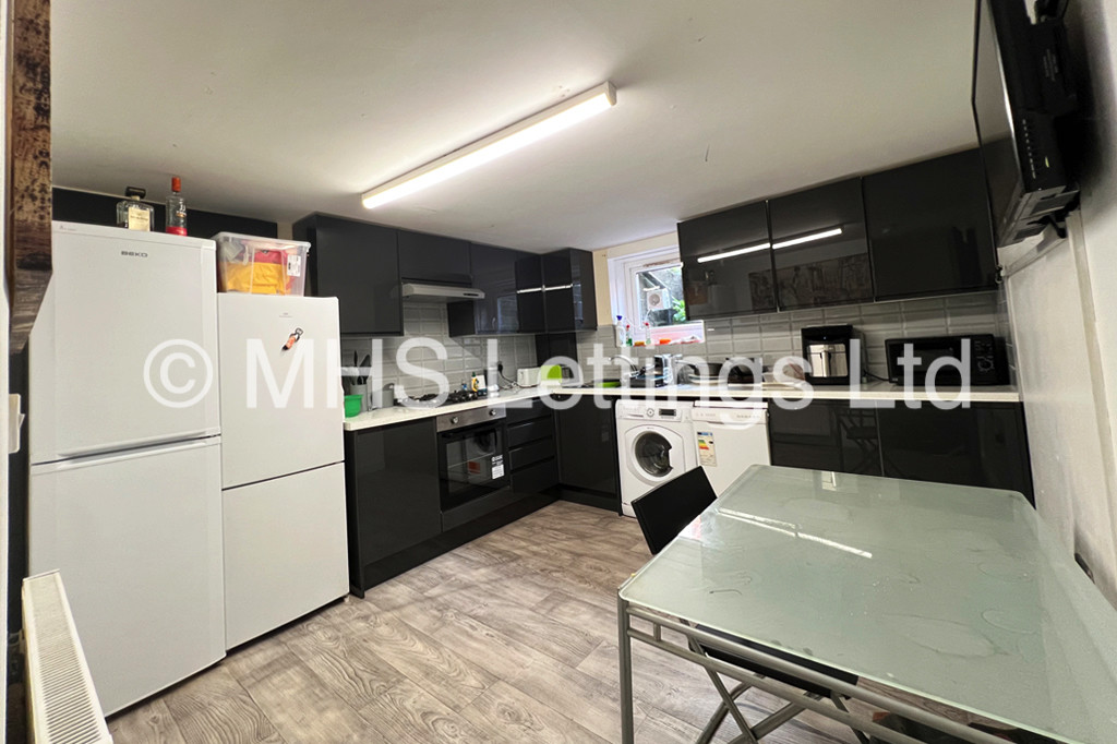 Photo of 4 Bedroom Mid Terraced House in 18 Ashville Avenue, Leeds, LS6 1LX