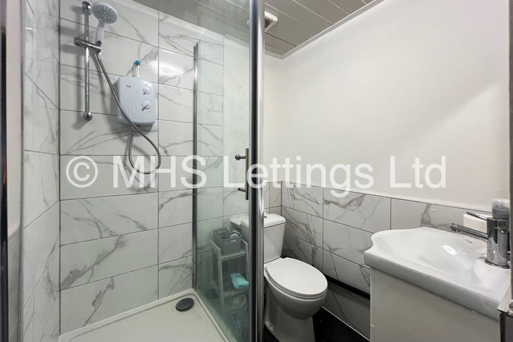 Photo of 4 Bedroom Mid Terraced House in 18 Ashville Avenue, Leeds, LS6 1LX