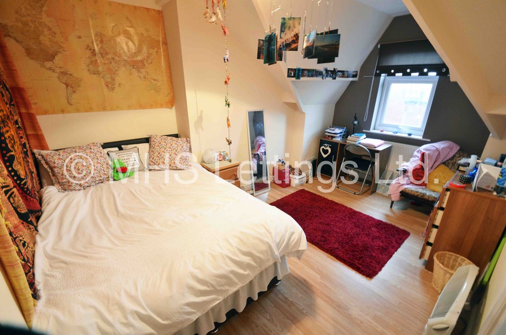 Photo of 4 Bedroom End Terraced House in 7 William Street, Leeds, LS6 1JG