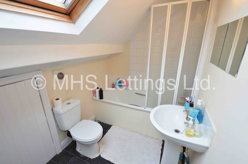 Photo of 4 Bedroom End Terraced House in 7 William Street, Leeds, LS6 1JG