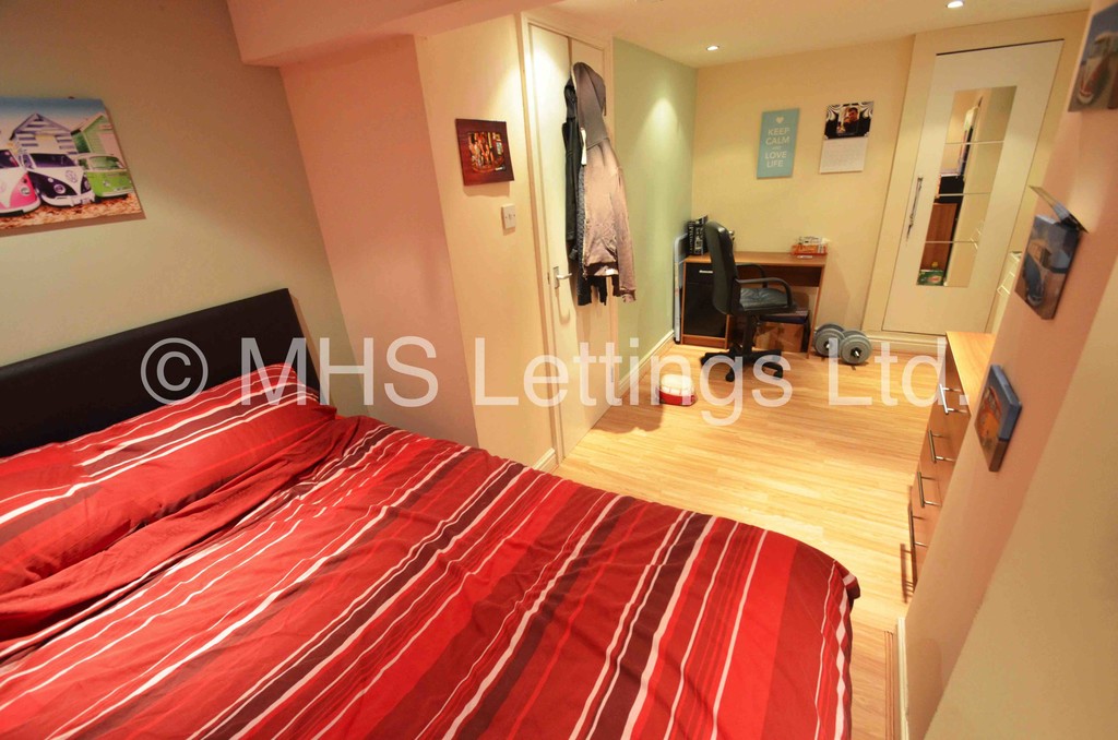 Photo of 4 Bedroom End Terraced House in 7 William Street, Leeds, LS6 1JG