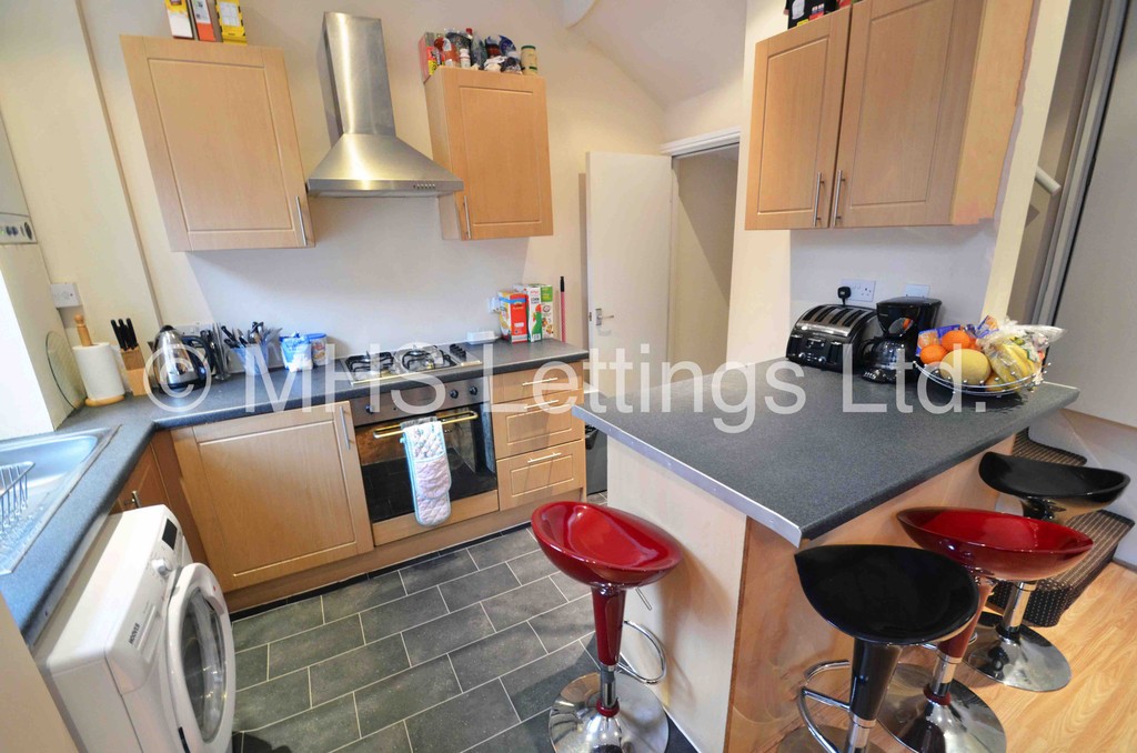 Photo of 4 Bedroom End Terraced House in 7 William Street, Leeds, LS6 1JG