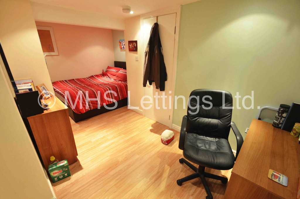 Photo of 4 Bedroom End Terraced House in 7 William Street, Leeds, LS6 1JG