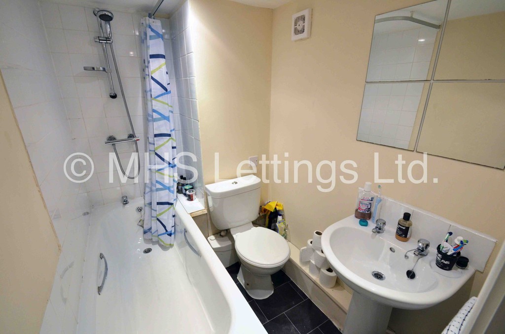 Photo of 4 Bedroom End Terraced House in 7 William Street, Leeds, LS6 1JG