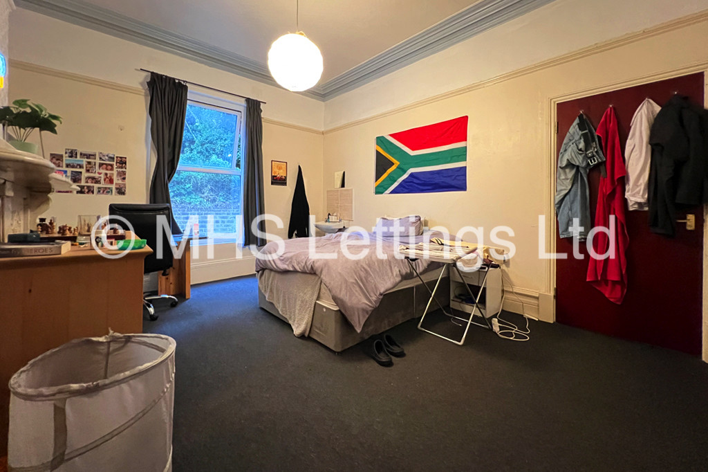 Photo of 5 Bedroom Mid Terraced House in 33 Regent Park Terrace, Leeds, LS6 2AX