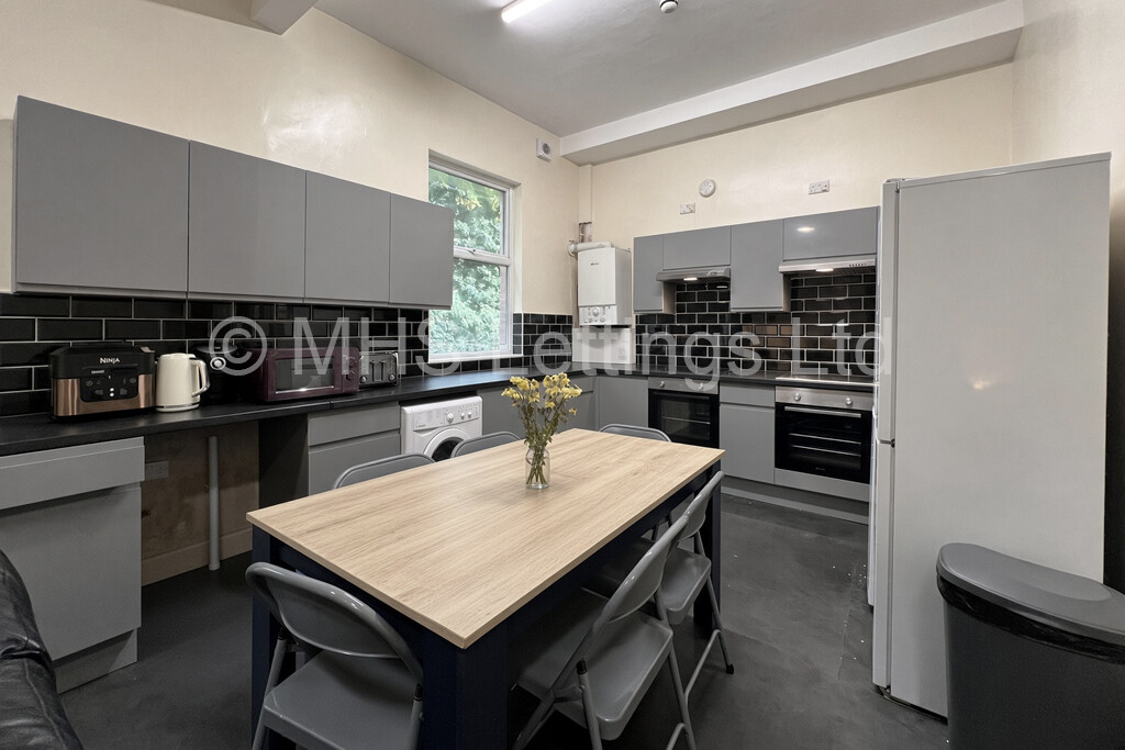 Photo of 5 Bedroom Mid Terraced House in 33 Regent Park Terrace, Leeds, LS6 2AX