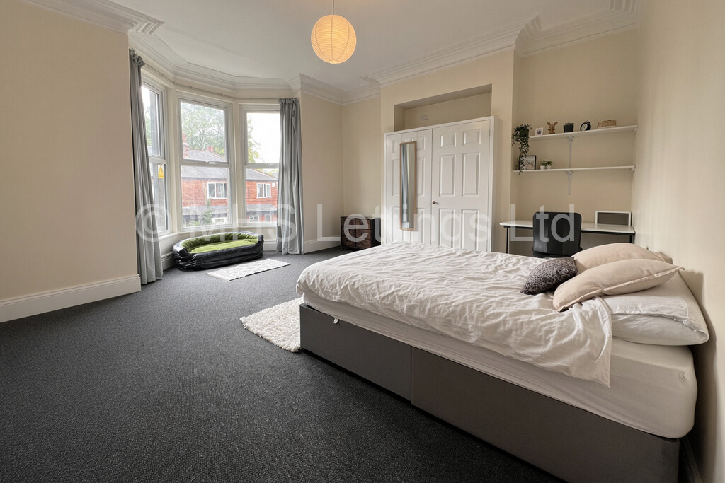Photo of 5 Bedroom Mid Terraced House in 33 Regent Park Terrace, Leeds, LS6 2AX