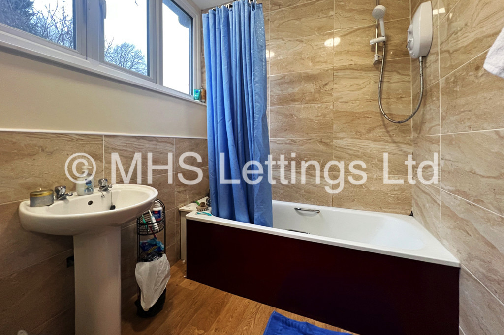 Photo of 5 Bedroom Mid Terraced House in 33 Regent Park Terrace, Leeds, LS6 2AX