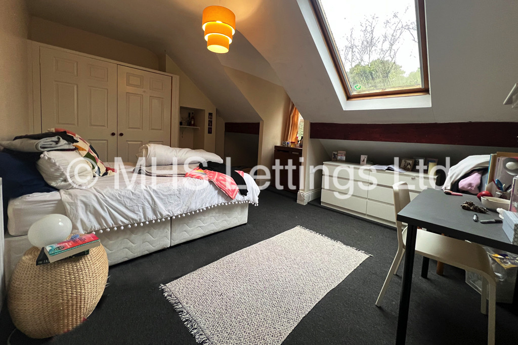 Photo of 5 Bedroom Mid Terraced House in 33 Regent Park Terrace, Leeds, LS6 2AX