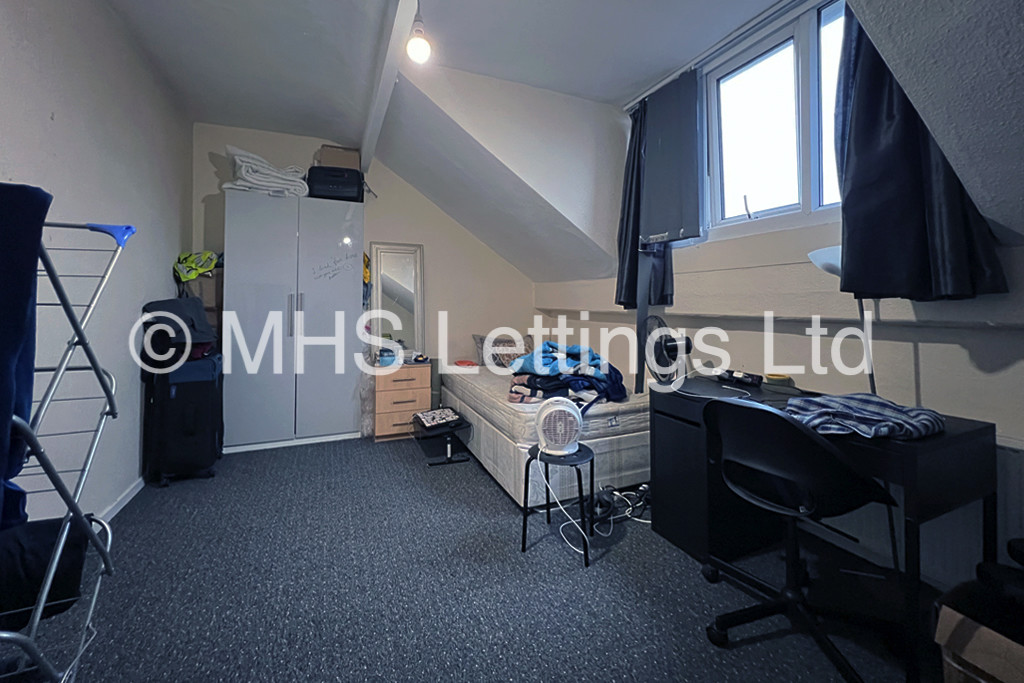 Photo of 2 Bedroom Mid Terraced House in 11 Elizabeth Street, Leeds, LS6 1JF