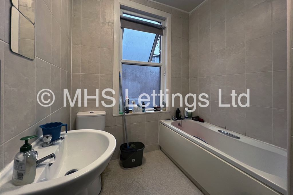 Photo of 2 Bedroom Mid Terraced House in 11 Elizabeth Street, Leeds, LS6 1JF