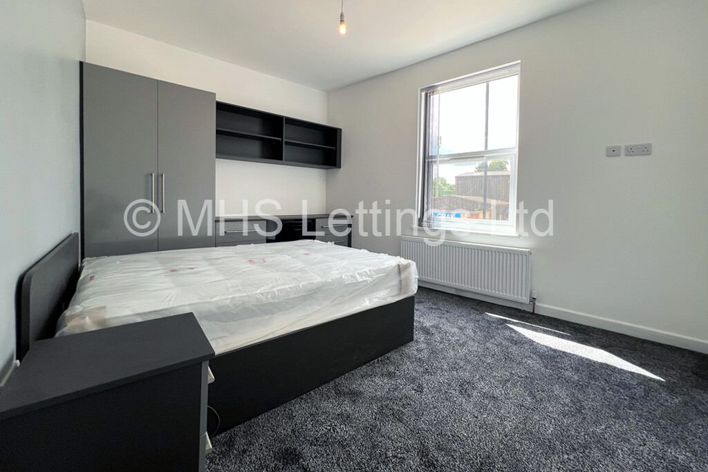 Photo of 3 Bedroom End Terraced House in 91 Harold Grove, Leeds, LS6 1LB