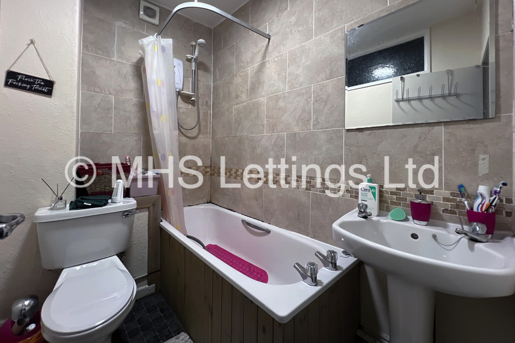 Photo of 3 Bedroom Mid Terraced House in 17 Elsham Terrace, Leeds, LS4 2RB