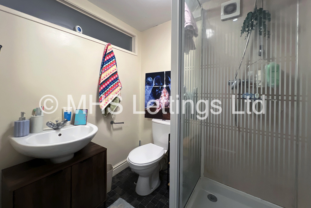 Photo of 3 Bedroom Mid Terraced House in 17 Elsham Terrace, Leeds, LS4 2RB