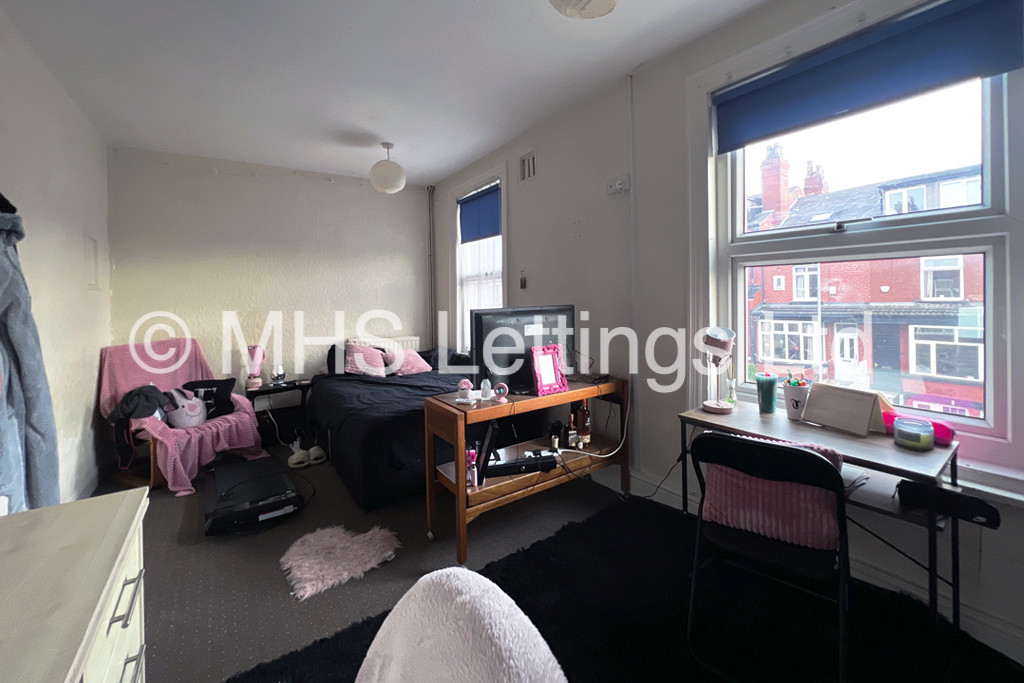 Photo of 3 Bedroom Mid Terraced House in 17 Elsham Terrace, Leeds, LS4 2RB