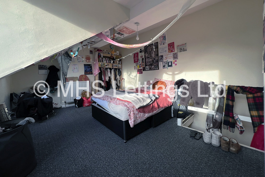 Photo of 3 Bedroom Mid Terraced House in 6 Graham Avenue, Leeds, LS4 2LW