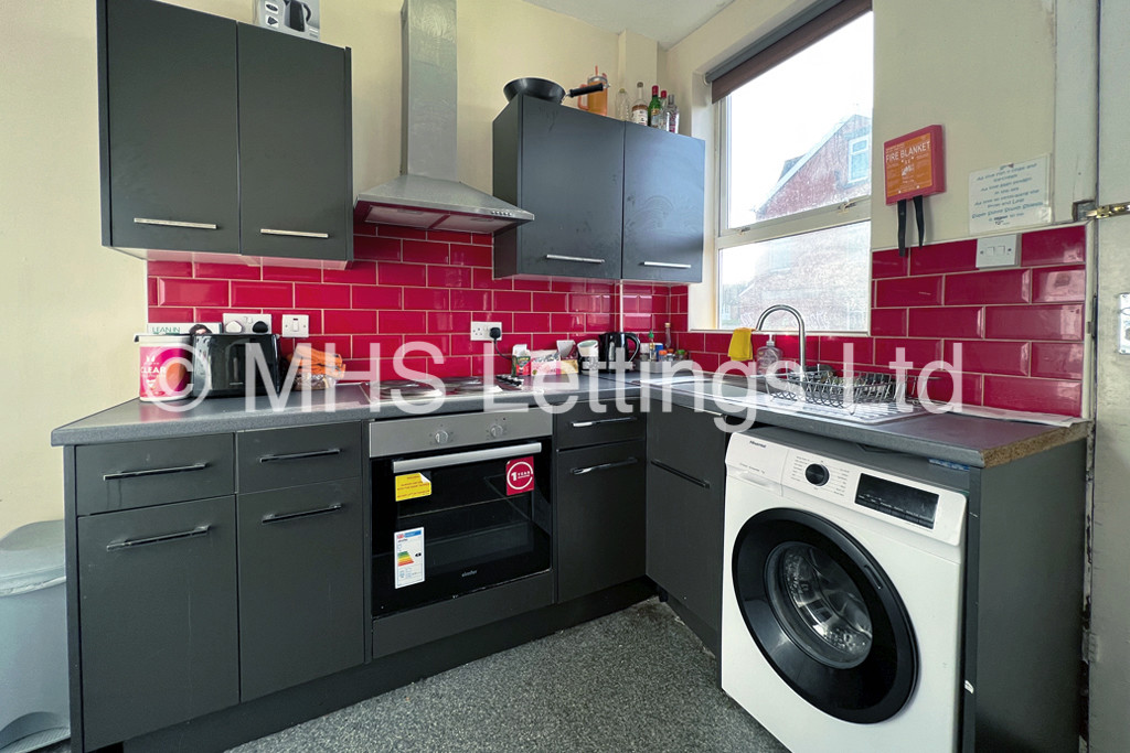 Photo of 3 Bedroom Mid Terraced House in 6 Graham Avenue, Leeds, LS4 2LW