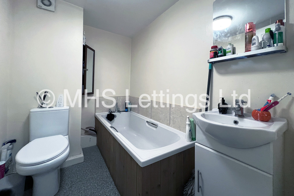 Photo of 3 Bedroom Mid Terraced House in 6 Graham Avenue, Leeds, LS4 2LW