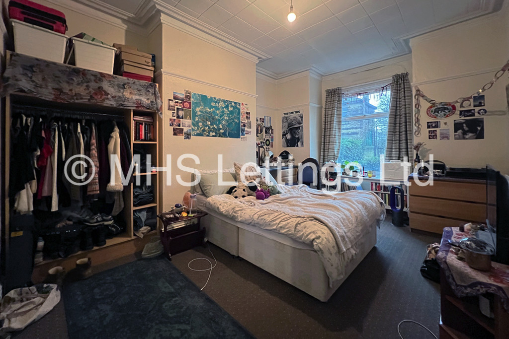 Photo of 4 Bedroom Mid Terraced House in 24 Bennett Road, Leeds, LS6 3HN