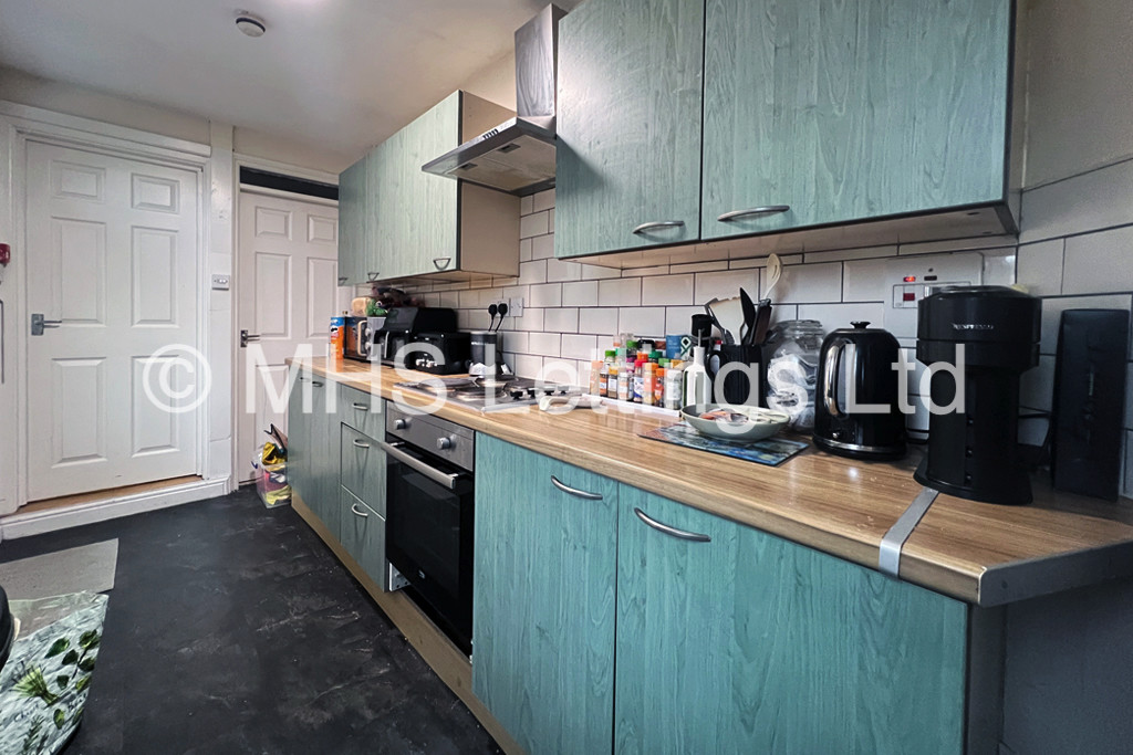 Photo of 4 Bedroom Mid Terraced House in 24 Bennett Road, Leeds, LS6 3HN