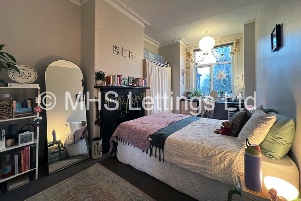 Photo of 4 Bedroom Mid Terraced House in 24 Bennett Road, Leeds, LS6 3HN