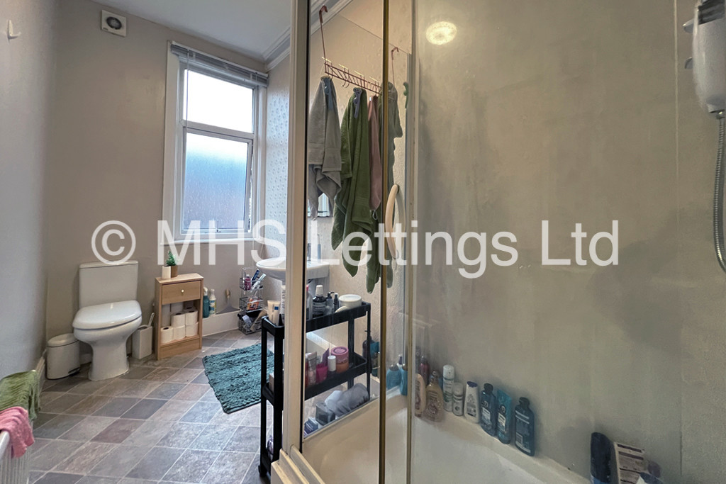 Photo of 4 Bedroom Mid Terraced House in 24 Bennett Road, Leeds, LS6 3HN