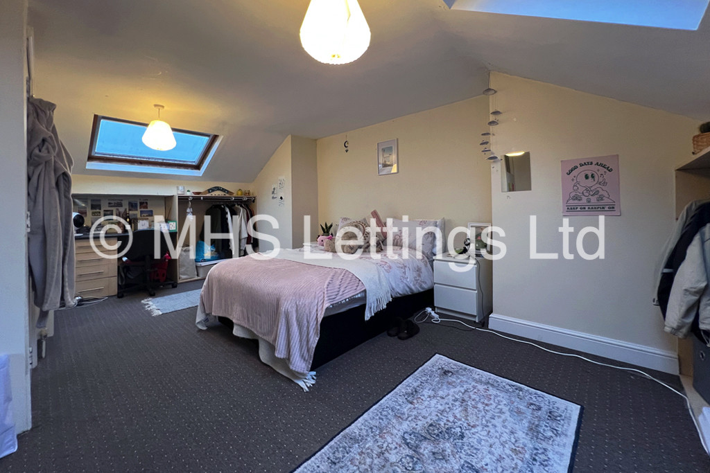 Photo of 4 Bedroom Mid Terraced House in 24 Bennett Road, Leeds, LS6 3HN