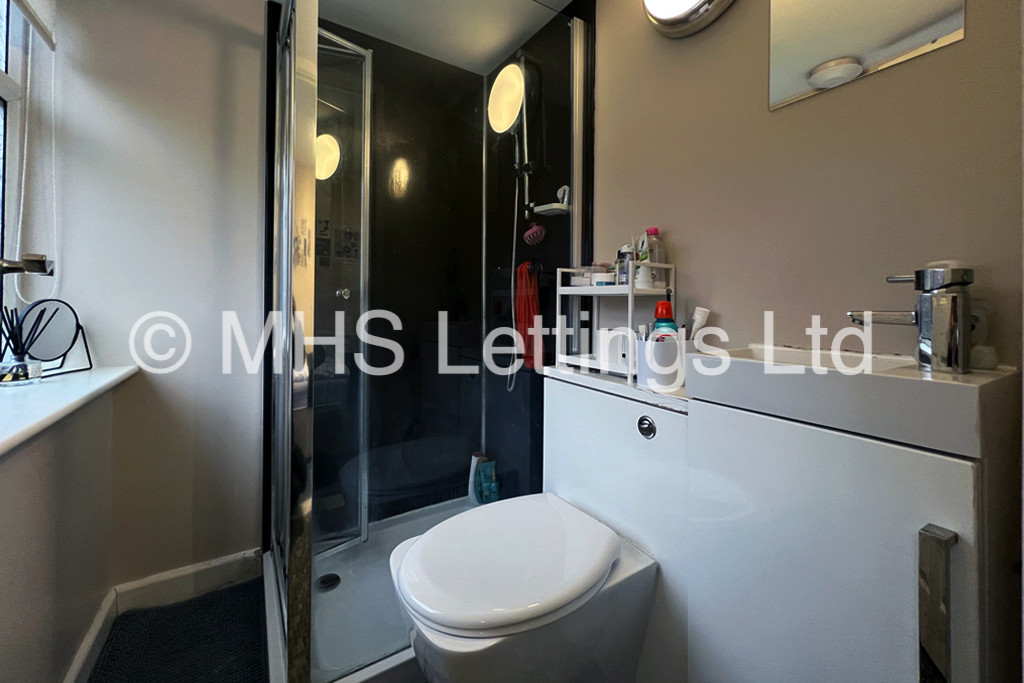 Photo of 2 Bedroom Mid Terraced House in 28 Ash Grove, Leeds, LS6 1AY